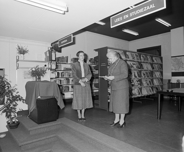 103052 Afbeelding van de presentatie van het boek Buitens binnen Utrecht in het filiaal Oog in Al van de Utrechtse ...